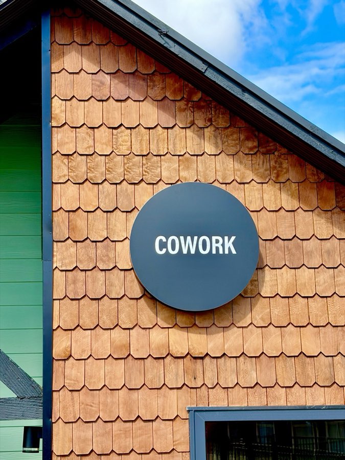 Letrero "Cowork" en la fachada de Espacio Montt, tejuelas de madera