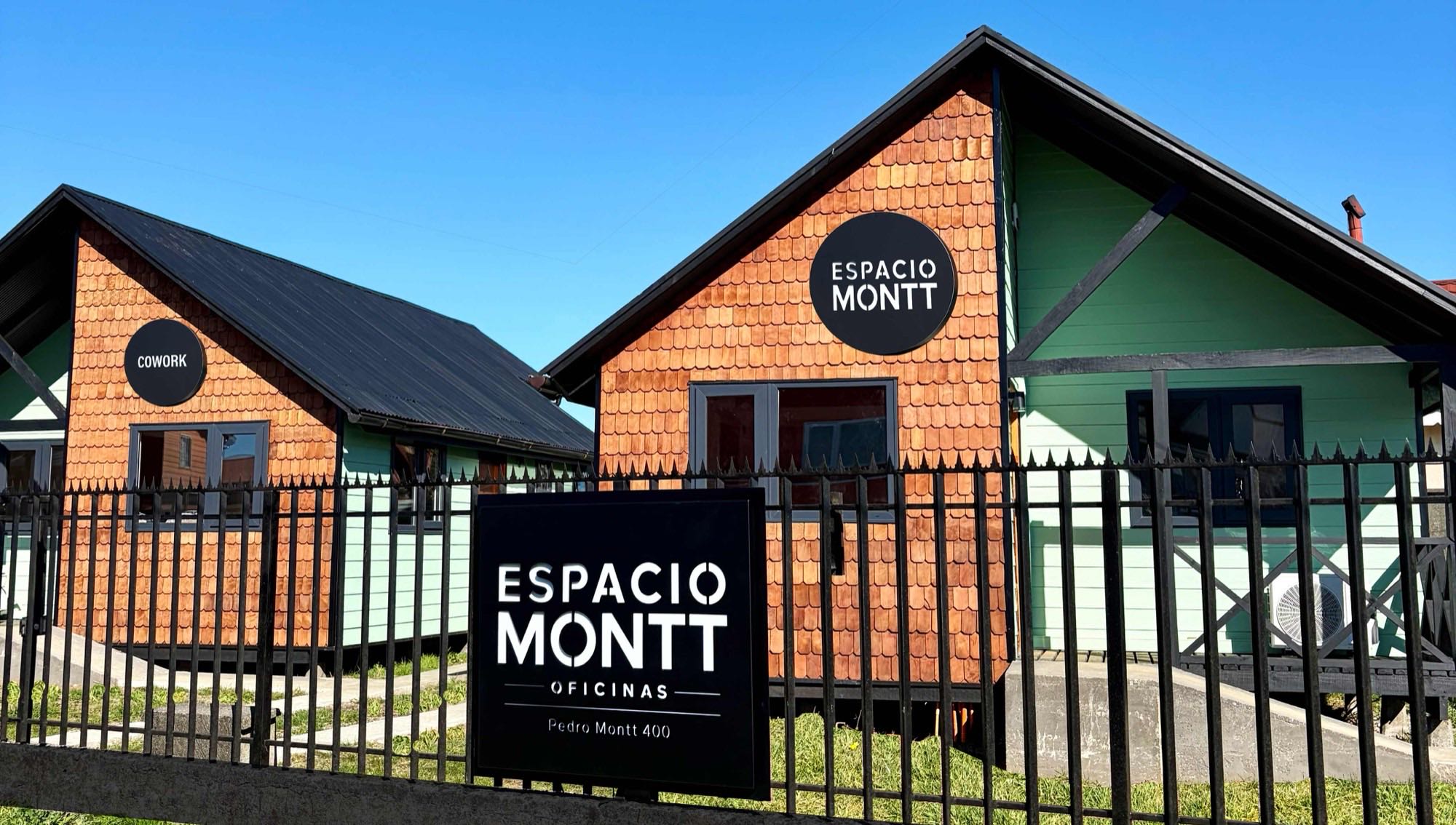 Fachada de Espacio Montt y del cowork, Pedro Montt 400, Frutillar Alto