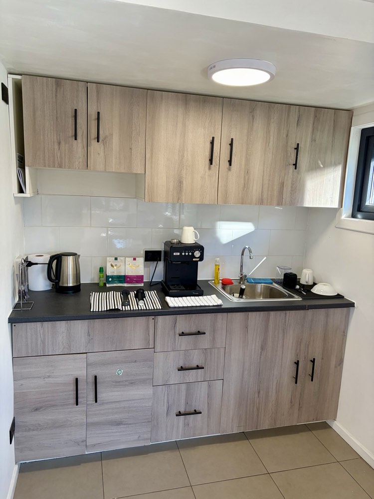 Kitchenette de Espacio Montt, con lavaplatos, hervidor y cafetera